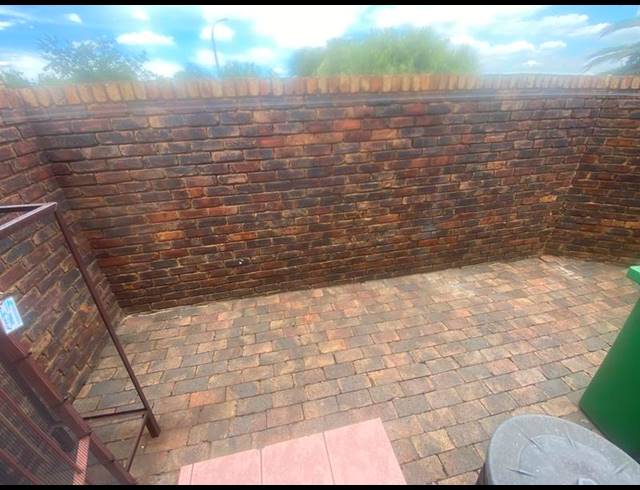 2 BEDROOM TOWNHOUSE FOR SALE IN AERORAND